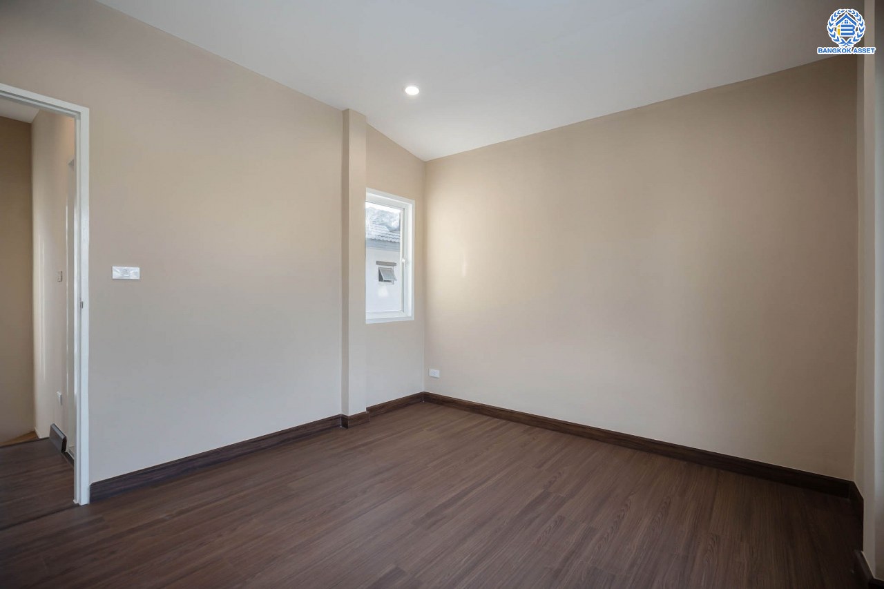 บ้านมือสองตกแต่งใหม่ โครงการ ดีซิโอ้ อรดา ราชพฤกษ์ หลังมุม เนื้อที่ 50.6 ตร.ว. ตอบโจทย์ทุกการอยู่อาศัย ฟังก์ชัน 3 ห้องนอน 3 ห้องน้ำ 2 ที่จอดรถ บรรยากาศเงียบสงบ บนทำเลเดินทางสะดวก เชื่อมต่อหลายเส้นทาง ใกล้รถไฟฟ้าสายสีม่วง "สถานีบางรักใหญ่"